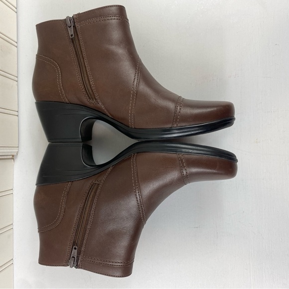 Clarks Women’s Brown Leather Zip Up Comfort Sole Approx 2” Heel Ankle Boots Sz 8 - Picture 8 of 12